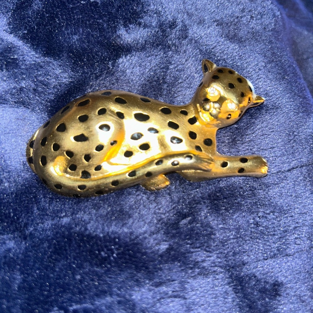 Doreen Ryan leopard pin/belt buckle, era: 1980’s 

Rare item